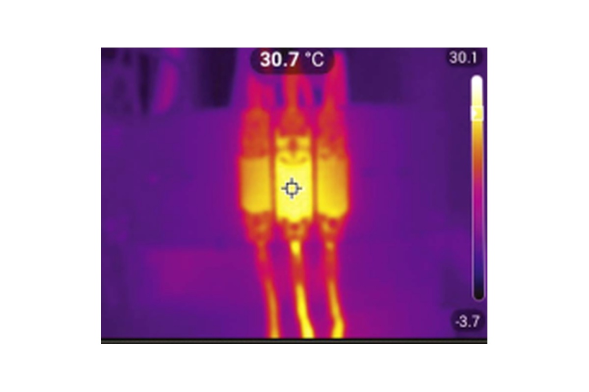 Termogram instalacji elektrycznej wskazujący cieplejsze obszary wymagające analizy.