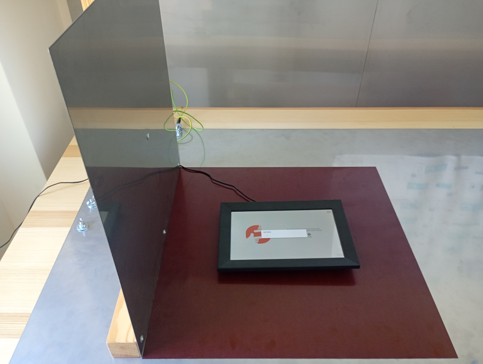 Fotografia przedstawia EUT typu tablet na folii izolacyjnej położonej na HCP, po lewej VCP.